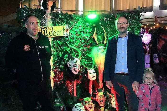 „Wubartl“, so Obmann Schwarzenbacher (l.), „nennt man den Krampus im steirisch-burgenländischen Grenzgebiet.“ Unter den Besuchern war auch Kainachs Bürgermeister Bernd Gratzer (r.).