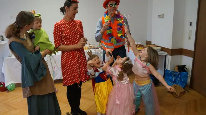 Der Klagenfurter Dompfarrer kam als Hippie. Mit seinem Seifenblas-Gerät war er der Liebling der Kleinen. Klicken Sie sich durch die Bilder. . .