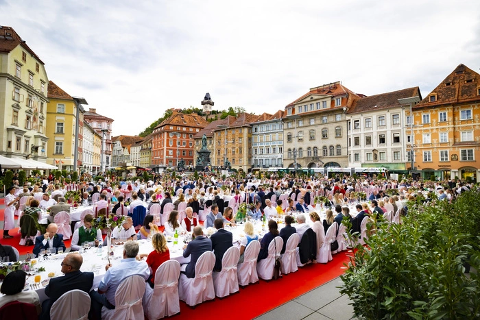 Die Lange Tafel an einem lauen Sommerabend | Vor der historischen Kulisse der Grazer Altstadt schmecken die Gerichte noch besser