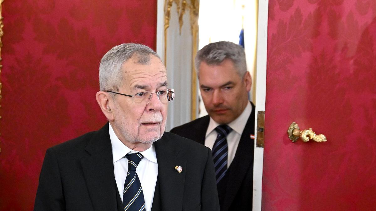  Bundespräsident Alexander Van der Bellen und Bundeskanzler Karl Nehammer   in der Hofburg 