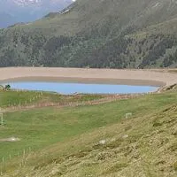 Der Speicherteich Lackenboden am Zettersfeld wurde 2013 neu errichtet und 2015 wegen einer undichten Plane saniert. Er fasst 130.000 Kubikmeter Wasser