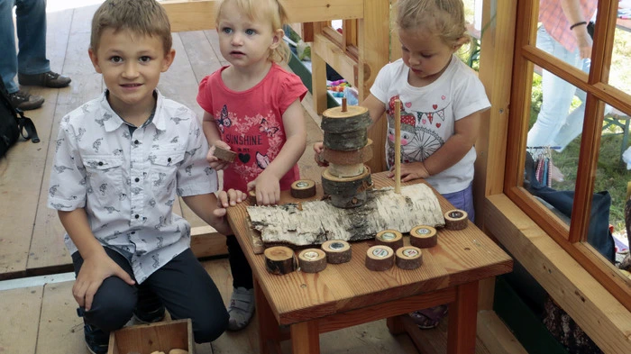 Gemeinsam mit seiner Gefährtin Karin bot er ein buntes Programm rund um das Holz: Natürlich gab es auch für Kinder in der Holzwerkstatt viel Interessantes und Lustiges.