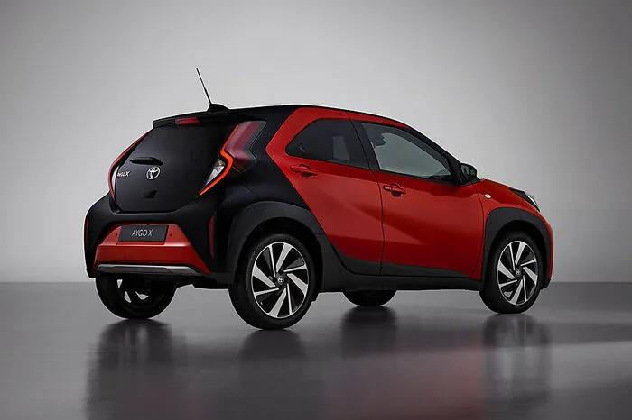 Das SÜVchen steht auf der GA-B-Plattform, also der Technik des Toyota Yaris, ist 3,7 Meter kurz, 1,74 Meter breit und 1,5 Meter hoch, überragt den namensgebenden Kleinstwagen also doch deutlich, bringt aber auch dementsprechend mehr Platz mit.
