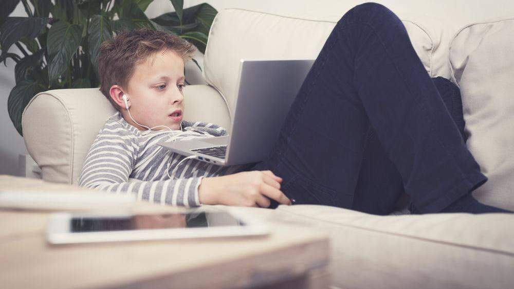 Digitale Medien statt Klassenzimmer.. Kinder und Jugendliche fühlen sich zunehmend isoliert