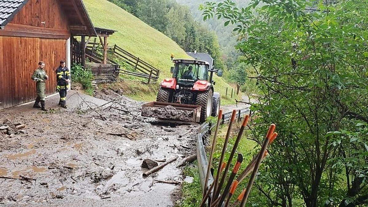 Schlammmassen verlegten die Straßen auf den Heitzelsberg 