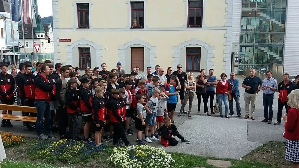 Fußballer der NSG Liezen und deren Eltern fordern die Fusion der beiden Vereine SC und WSV Liezen