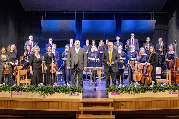 Dirigent und Orchestergründer Alois Lugitsch hat ein sehr anspruchsvolles und unterhaltsames Programm mit Werken von neun Komponisten erstellt, so waren es neben Werken aus der Strauß-Dynastie auch Kompositionen von W.A. Mozart, G. Rossini, Carl Czerny und Jerry Bock. 