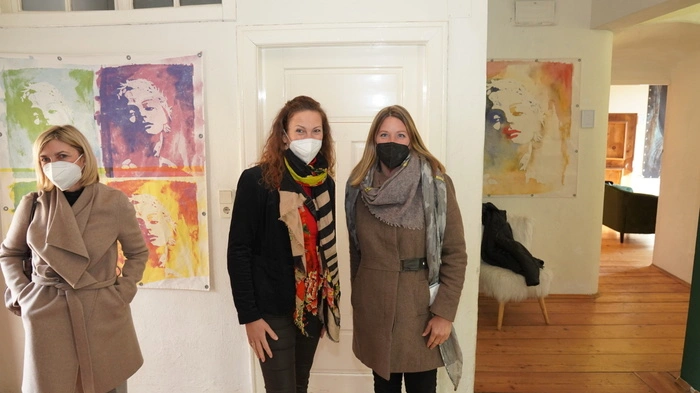 In den hellen, lichtdurchfluteten Räumlichkeiten der Bundesforste hat sich Jens August mit seiner neuen Galerie eingemietet. Dem Galeriebesucher bietet er eine abwechslungsreiche Schau von eigenen Werken und solchen von aufstrebenden und arrivierten Künstlern. 