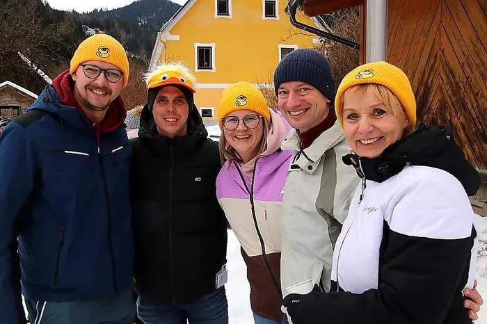 Wobei die Moarschaften teilweise unter humorvollen Namen angetreten waren. Da gab es die bereits bekannten Gruppierungen „Verrückten Hühner“,“ die „Haubentaucher“, „Vorstadtweiber“ ebenso wie die „Stockenten“ und die „Rentner“.