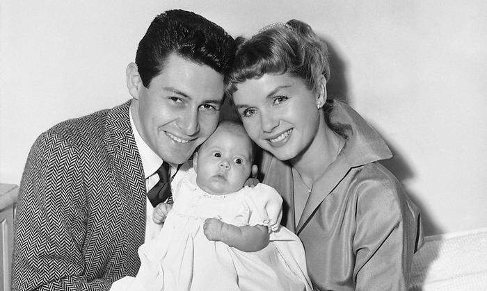 Die Eltern Eddie Fisher und Debbie Reynolds mit Tochter Carrie. 