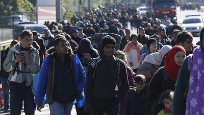 Zu Fuß machten sich die Flüchtlinge auf den Weg