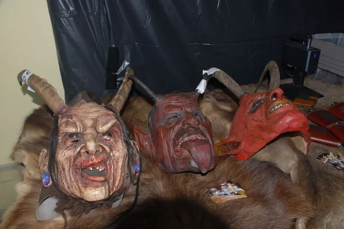 Furchteinflößende Masken und schaurige, teuflische Fratzen, die das Böse symbolisieren sollen, lockten zahlreiche Gäste an.