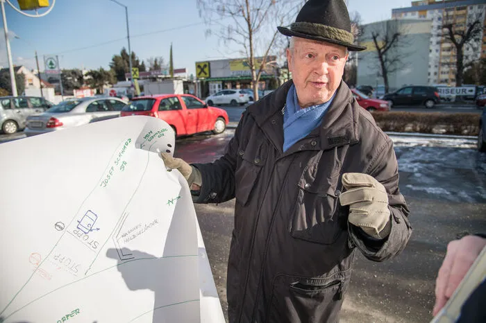 Horst Pototschnig: "An der Einmündung von der Josef Schwarz Straße in die Krottendorferstraße wurde im vorigen Jahr die Stopp-Linie umgepinselt. Jetzt sieht dort, wo man stehen bleiben muss nicht ums Ecke, weil auch noch ein Holzzaun errichtet wurde. Ich wohne seit den 80er Jahren hier, ich brauche kein Zentrum. Da bietet sich auch nichts an im Bezirk"