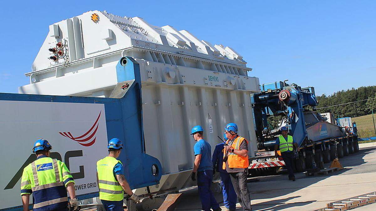 Der Transformator wiegt 300 Tonnen