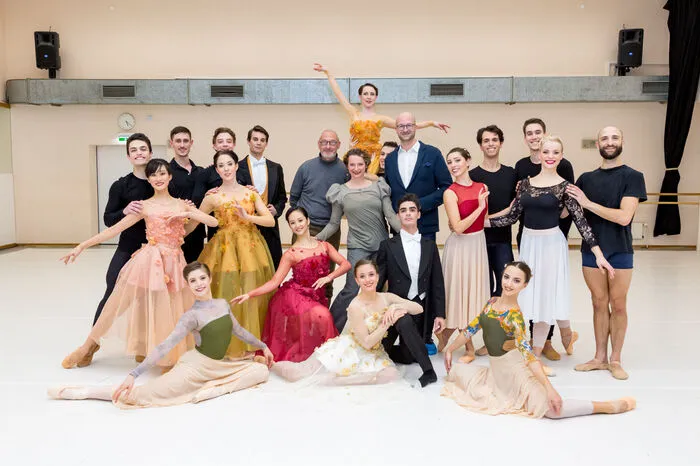 Für die Eröffnung hat die neue Ballettdirektorin der Grazer Oper, Beate Vollack (im Foto in der Mitte), den Walzer aus dem ersten Akt von Tschaikowskis „Schwanensee“ ausgesucht.