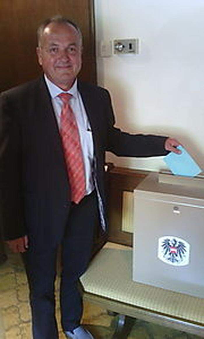 Klausner bei der Stimmabgabe