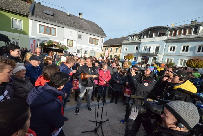. . . heizte Schlagerstar Nik P. den hunderten Besuchern vor dem Veranstaltungszentrum Möllbrücke musikalisch ein.