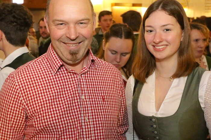 Fest das Tanzbein schwingen sah man unter anderen Walter Probst (Foto), Obmann der Agrargemeinschaft Weißbergeralm, LJ-Landesleiterin Julia Moser sowie den Hüttenberger Bürgermeister Seppi Ofner. 
