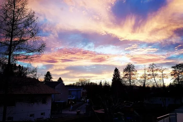 ...Sonnenauf- und Sonnenuntergang. Minutenlang leuchten Wolkenlandschaften in Orange-Gelb-Pink, der Himmel scheint zu glühen.