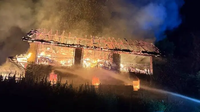 Ein Wirtschaftsgebäude stand am Montagabend in Obermillstatt in Vollbrand