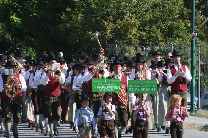 Zur Feier ihres Jubiläums veranstaltete der Verein deswegen ein dreitägiges Fest. Insgesamt marschierten 42 Gastkapellen auf.