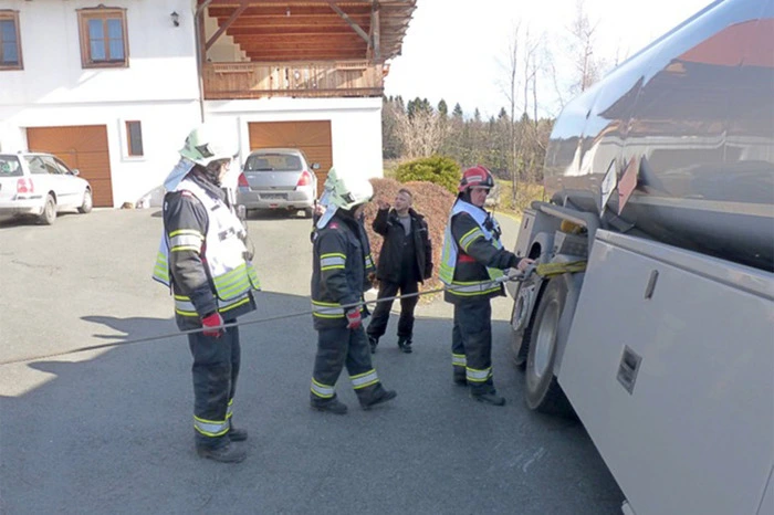 Die Feuerwehrleute mussten zunächst den Lkw stabilisieren.