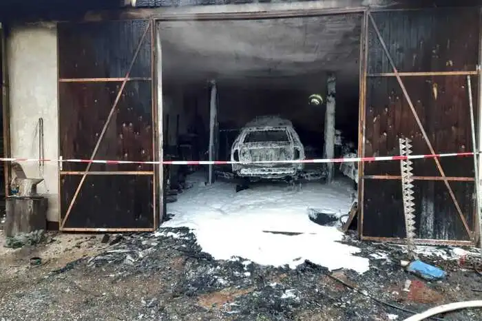 Ein 37-jähriger Mann aus dem Bezirk Voitsberg hatte in der Garage Schweißarbeiten an einem Pkw durchgeführt. Durch die Schweißarbeiten entzündete sich der Pkw im rechten hinteren Bereich und in der Folge gerieten der Pkw sowie die Garagein Vollbrand.