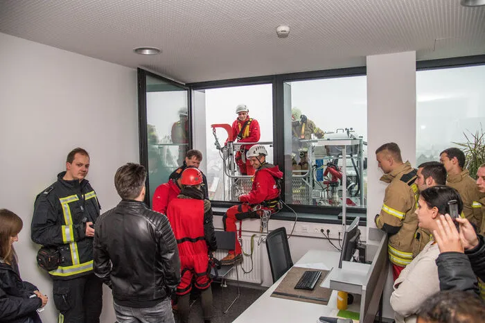 ... und mussten per Telekopmastbühne mit dem Seil aus fast 40 Metern Höhe gerettet werden.