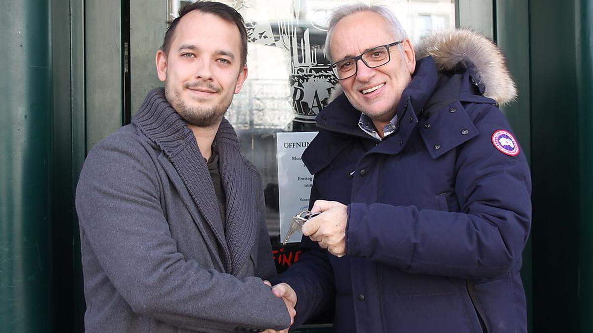 Mit gutem Gewissen übergibt Reinhard Rogl (rechts) seinem ehemaligen Mitarbeiter Peter Lauko das Lokal