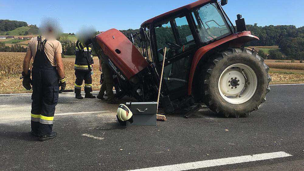 Der Traktor zerbrach bei der Kollision in zwei Teile