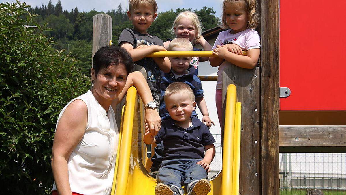 Brigitte Eberhard mit „ihren“ Kindern 