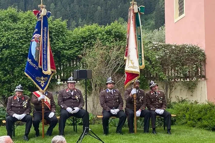 Bürgermeister Franz Sattler und Bezirksreferent Armin Eder ehrten langjährige Mitglieder.