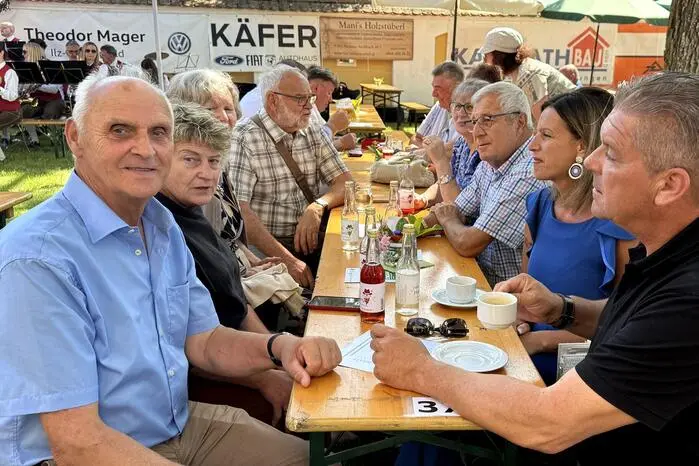 Nach dem Festgottesdienst, der von Pfarrer Alois Schlemmer und Diakon Johann Rauscher zelebriert wurde, feierte die Pfarrbevölkerung ein gemütliches Pfarrfest.