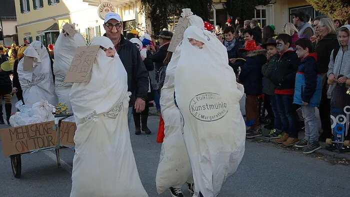 In St. Margarethen im Lavanttal beteiligten sich rund 250 Faschingsnarren am nachmittägigen Umzug. Vorbei an Hunderten Zusehern im Dorf zog die Schar bis zum Gasthof Stoff, wo munter weiter gefeiert wurde. 