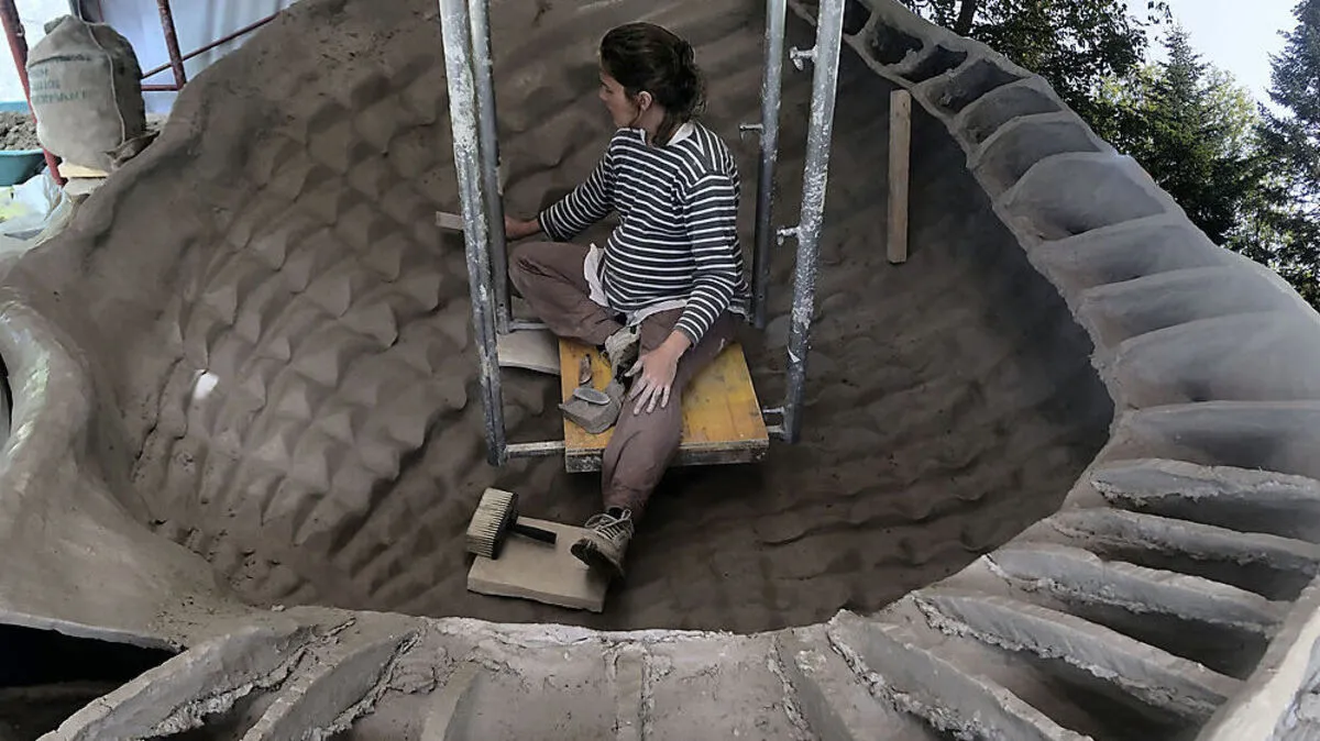 Marie Janssen in ihrer Muschel-Skulptur