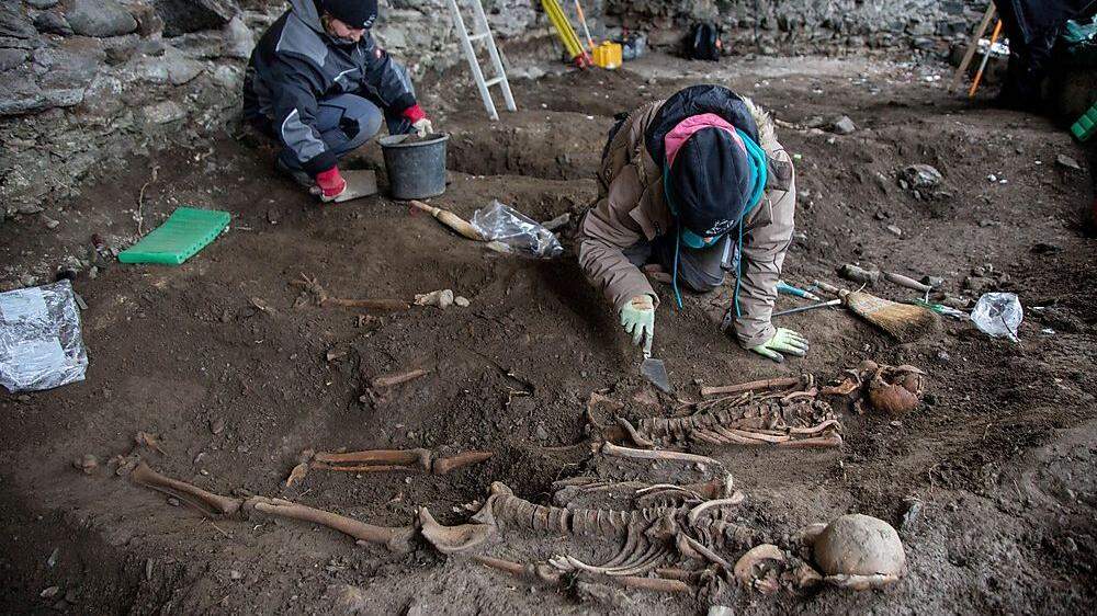 Zwölf Gräber wurden bei den Grabungsarbeiten auf der Burg Heinfels gefunden