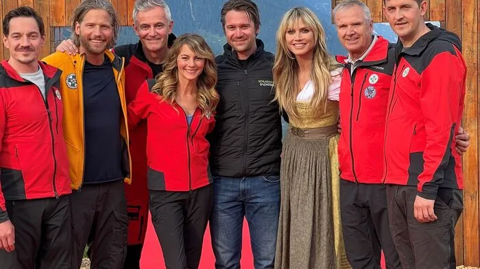 Heidi Klum mit den Schauspielern der ZDF-Serie „Die Bergretter“ v.l.n.r. Markus Brandl, Sebastian Ströbel, Robert Lohr, Luise Bähr, Franz Eisl (TVB Schladming-Dachstein), Heidi Klum, Heribert Eisl (Bergrettung Ramsau) und Michael Pascher Die ganze Story gibt's hier!