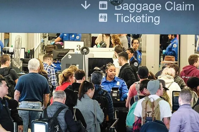 "Homeland Security", das Heimatschutzministerium der Vereinigten Staaten, wird 2002 in Folge der Terroranschläge des 11. Septembers ins Leben gerufen. Es soll die US-amerikanische Bevölkerung bzw. das Staatsgebiet vor terroristischen Bedrohungen schützen.