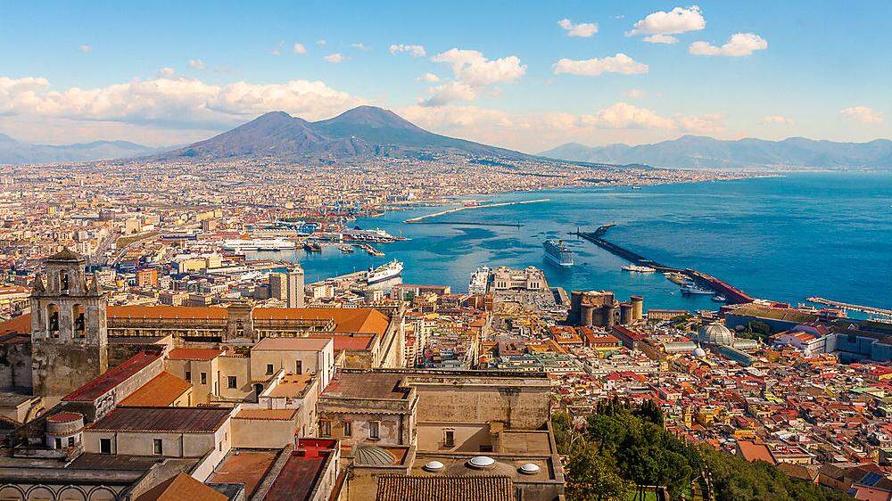 Der Vesuv ragt malerisch über den Stadtrand Neapels