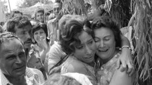 Emotionale Wiedervereinigung von Geiseln und ihren Familien im Jahr 1976