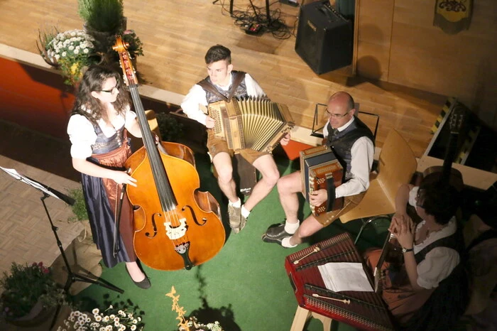 ... wirkten weiters die Familienmusik Walcher, ...
