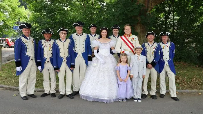 Begleitet von Hofdamen, k. und k.-Offizieren sowie der Feldbacher Stadtwache (im Bild) führte das Kaiserpaar den Biedermeierfestzug durch Bad Gleichenberg