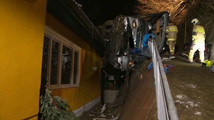 Kurz vor Mitternacht ereignete sich bei Schladming am Samstag (25. Februar) ein schweres Busunglück. Ein Bus kam in einer Kehre der Rohrmooser Landstraße von der Fahrbahn ab und überschlug sich mehrmals. Der Bus kam auf dem Flachdach eines Firmengebäudes zu liegen