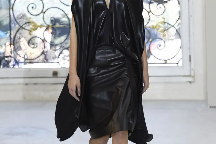 Kleider mit asymmetrischen Details in schwarz oder grau zu Stiefeln mit spitzer Kappe, viel Leder, zarter Spitze, Transparenz und schmalen Hosen als ein cooler femininer Look.
