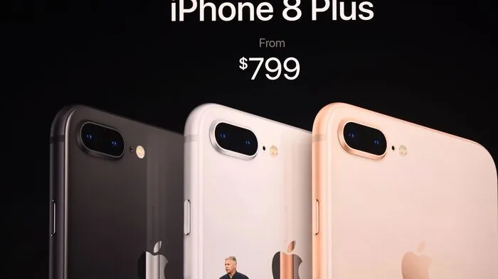 Die Modelle iPhone 8 und 8 Plus in den beiden Größen mit bisherigen Abmessungen. Sie bleiben äußerlich weitgehend beim gleichen Design, bekamen aber unter anderem deutlich leistungsfähigere Chips und Kameras. Die Basisversion hat 64 Gigabyte Speicher und kostet 699 bzw. 799 US-Dollar.