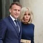 Frankreichs Präsident Emmanuel Macron (L) mit seiner Frau Brigitte Macron