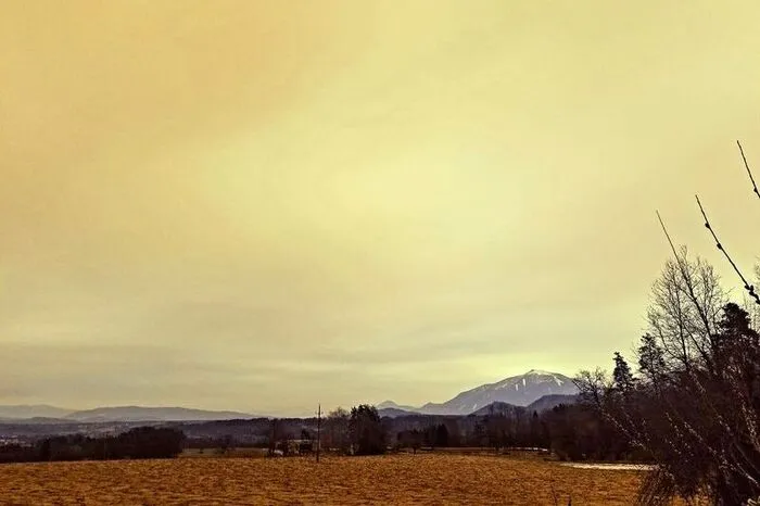 Laura Städtler hat das Wetterphänomen in Südkärnten aufgenommen. Im Hintergrund ist die Petzen zu sehen.