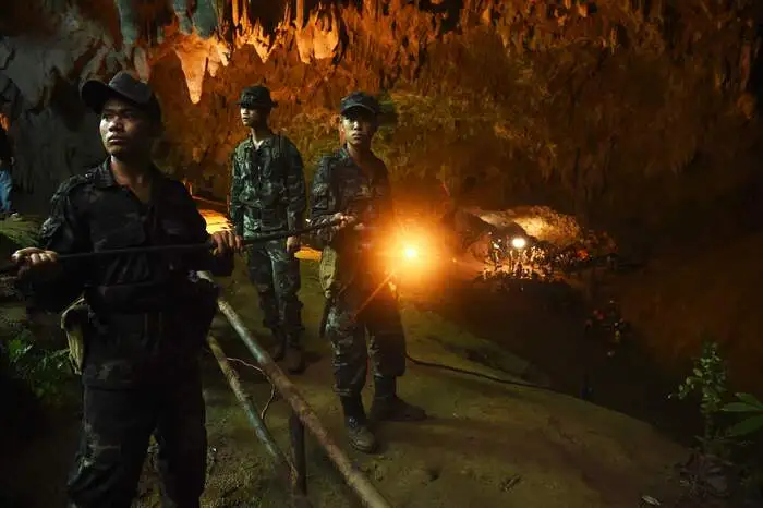 In der Nacht zu Mittwoch installierten die Einsatzkräfte mehrere Pumpen, um das Hochwasser in der Tham-Luang-Höhle zu bekämpfen. Ihre Bemühungen wurden aber durch anhaltende Regenfälle erschwert.
