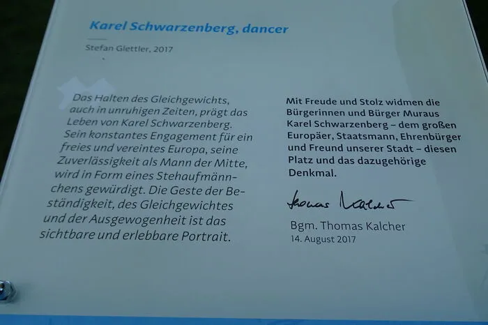 Die Erklärung wird auf einer Tafel am Platz geliefert.