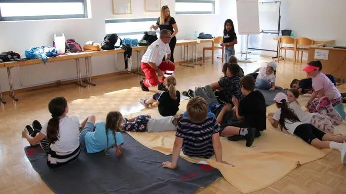 Mit Lesepatinnen und Lesepaten will das Rote Kreuz bei Kindern und Jugendlichen die Freude fürs Lesen entfachen